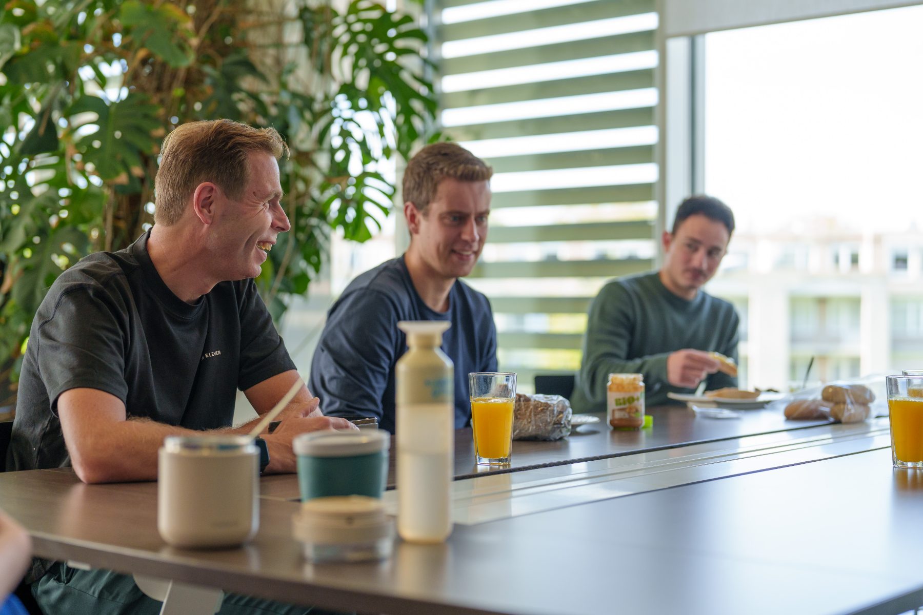 Team van Quant Atelier aan de lunchtafel