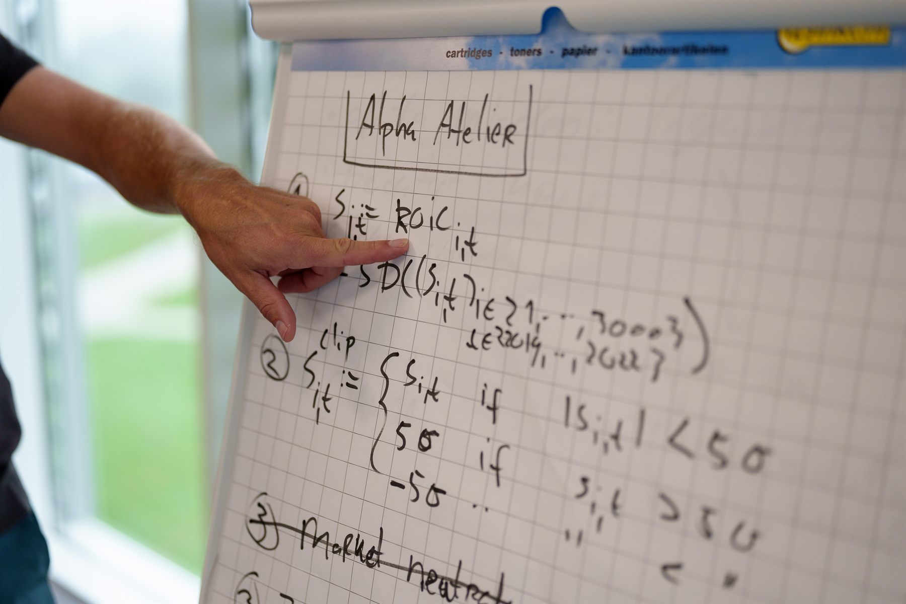 Formules op de flipover tijdens een researchsessie