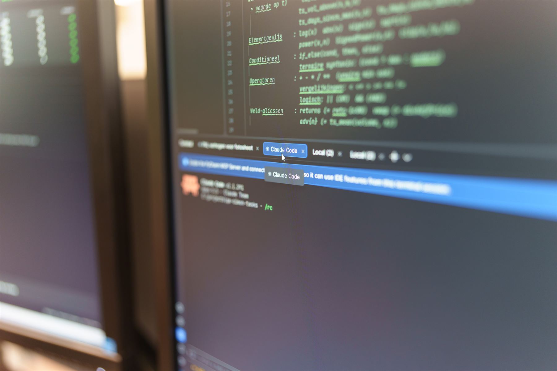 Codeeditor met Claude Code geopend op het scherm van een researcher