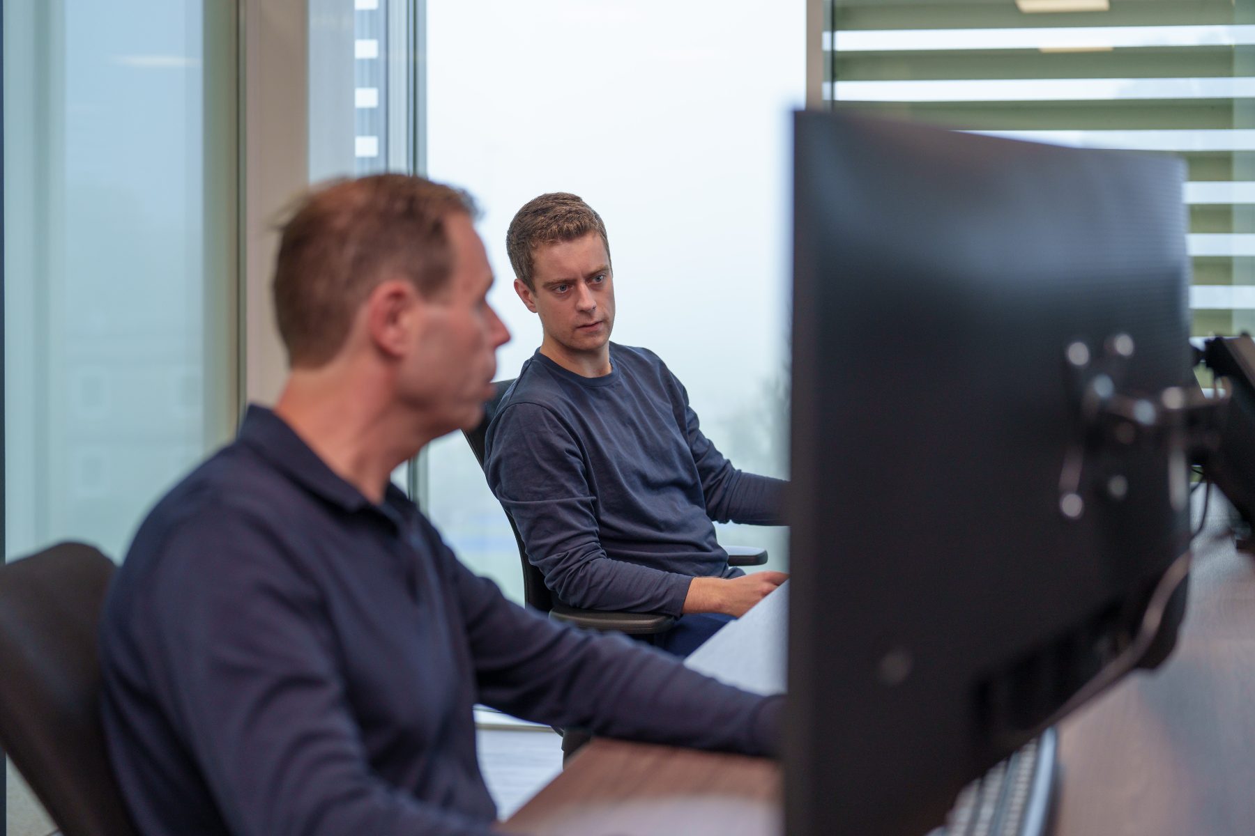 Researchers aan het werk achter hun schermen