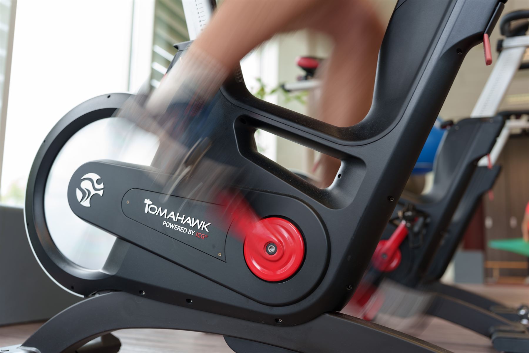 Spinningfiets in de sportruimte van het kantoorgebouw